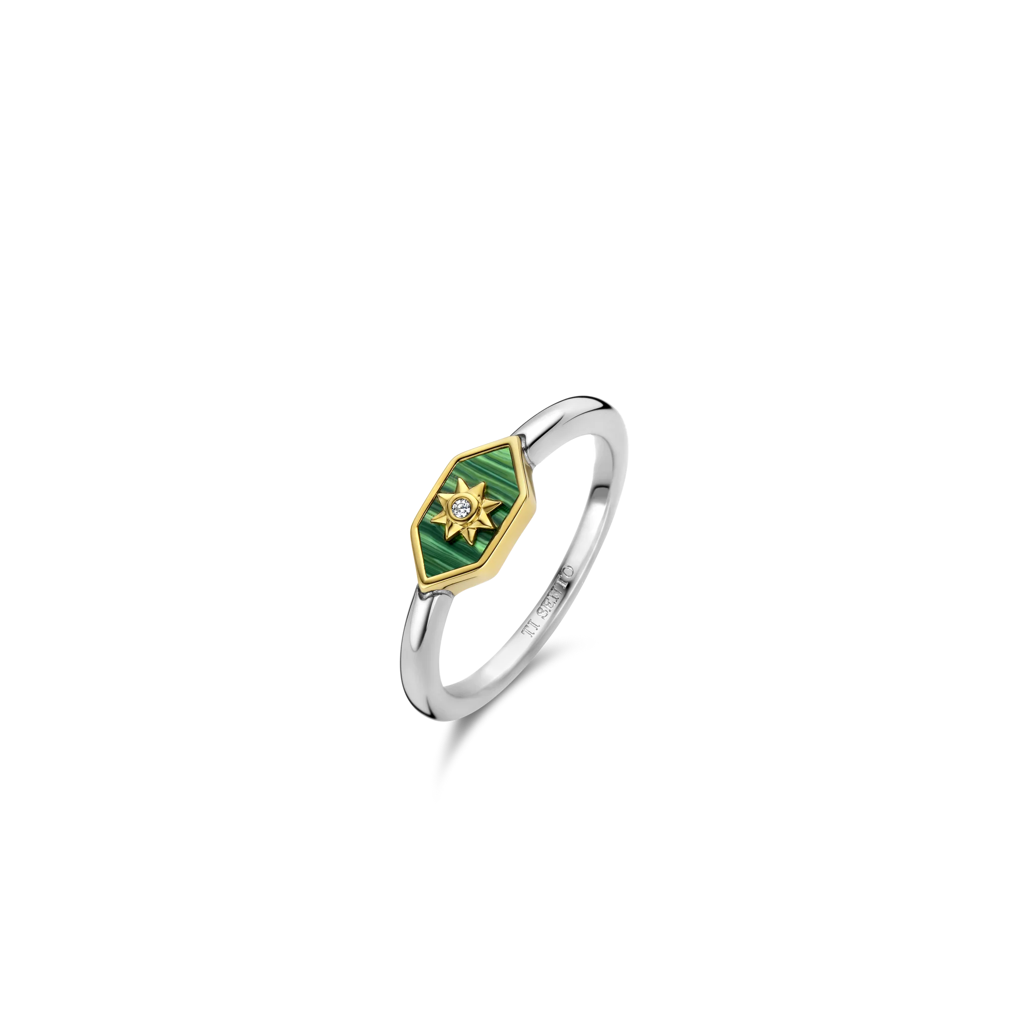 Flaunts an enchanting malachite green stone