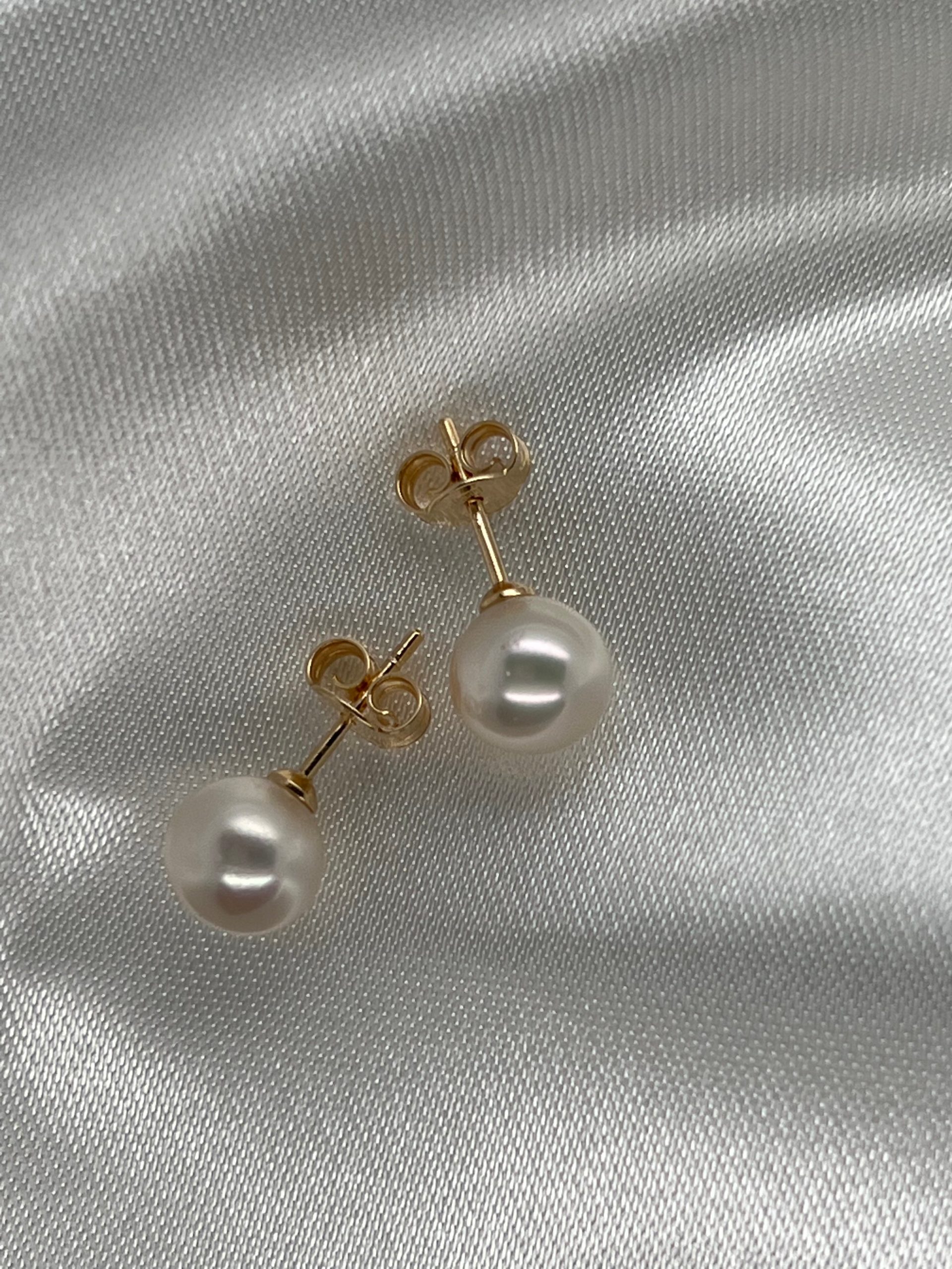 14K Gold Stud Earrings with Freshwater Pearl