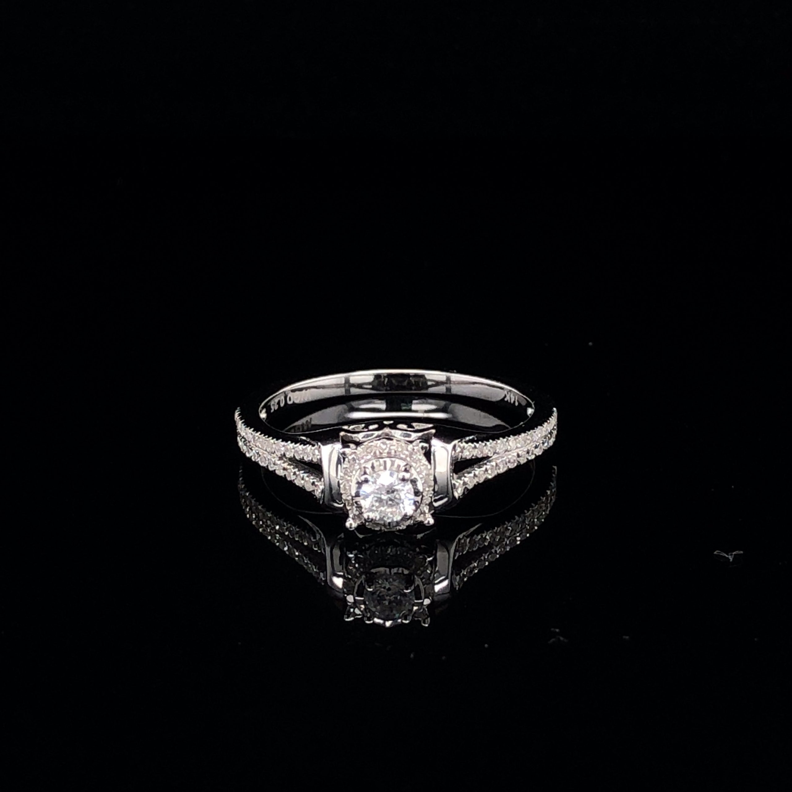 Round-Shaped White Gold Engagement Ring